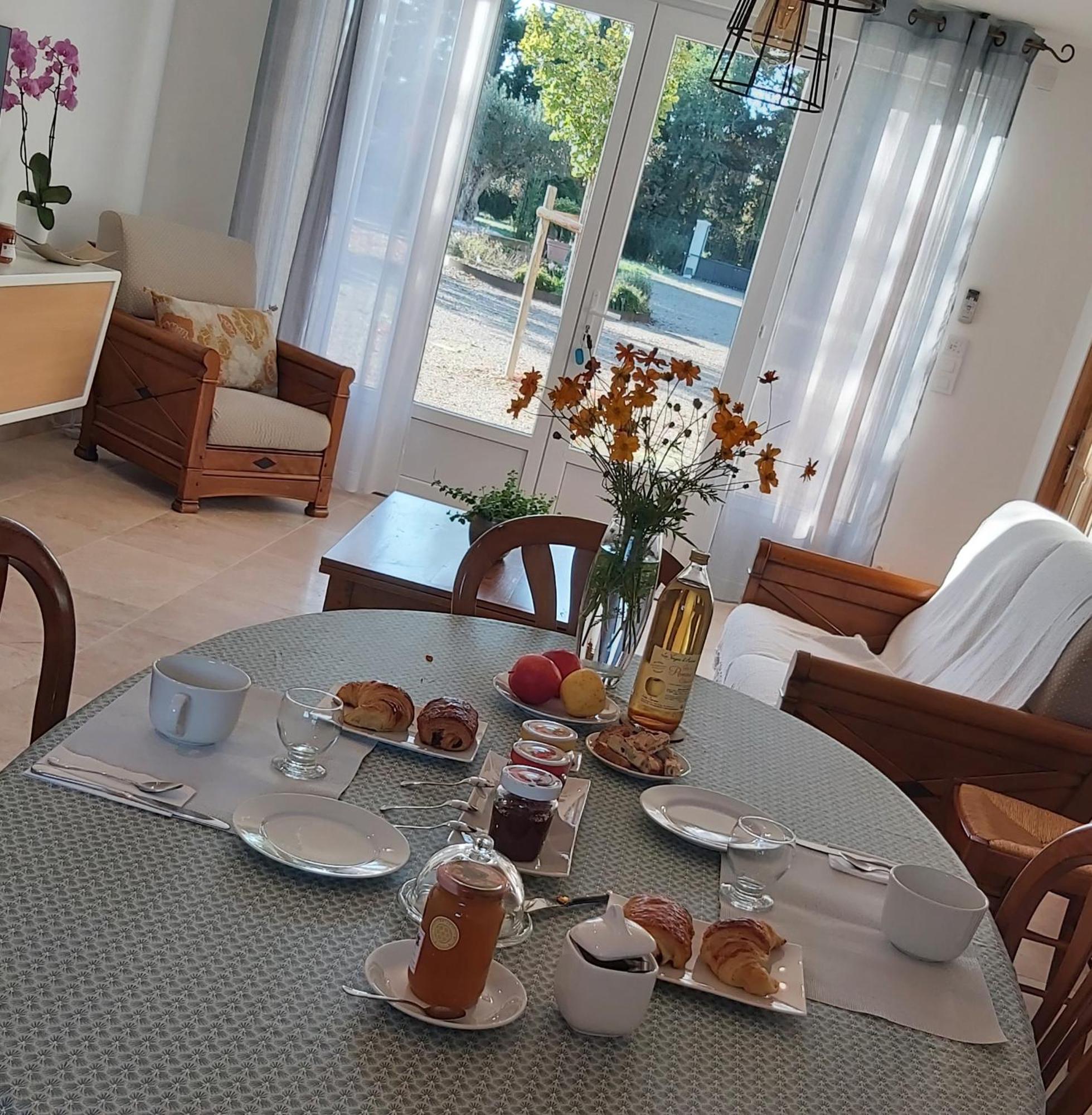 Mas Des Tourterelles Acomodação com café da manhã Jonquieres  Exterior foto